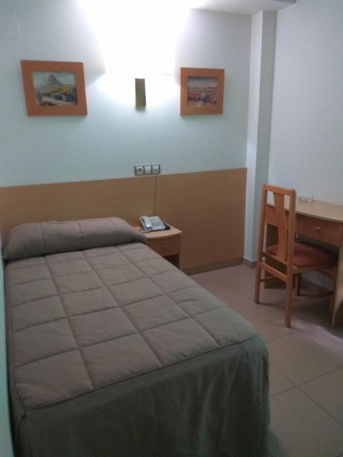 Hostal El Arco Mejorada Del Campo Exterior foto