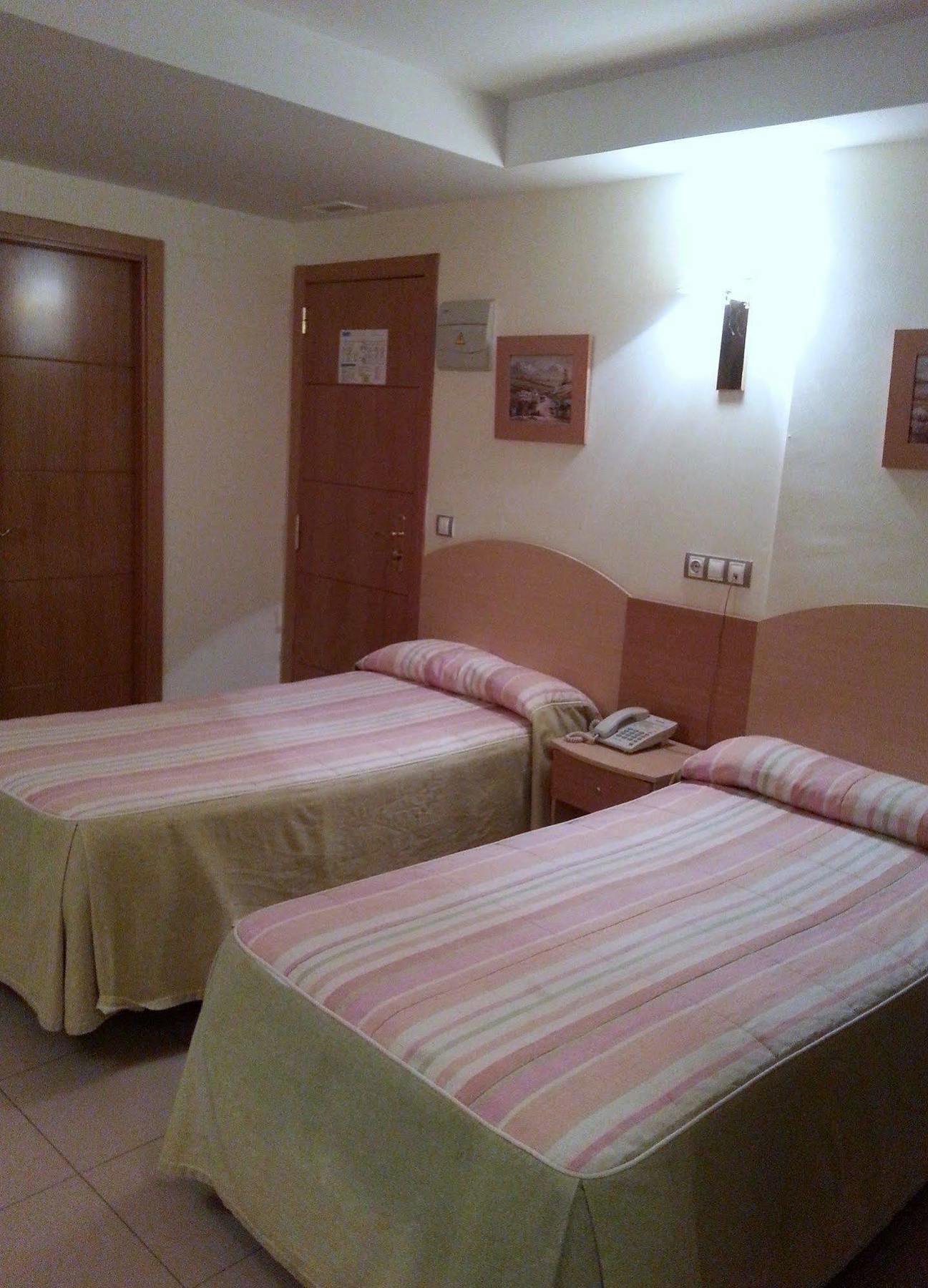 Hostal El Arco Mejorada Del Campo Exterior foto
